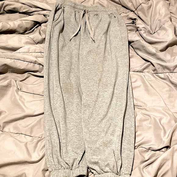 i am selling these grey sweatpants in the size L. - Picture 1 of 3